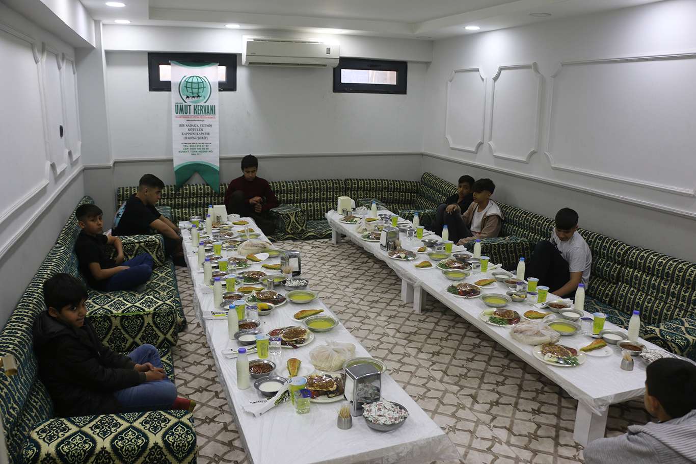 Şanlıurfa Umut Kervanı ve Yetimler Vakfı yetimlere ve öksüzlere iftar yemeği verdi Şanlıurfa Umut Kervanı ve Yetimler Vakfı yetimlere ve öksüzlere iftar yemeği verdi